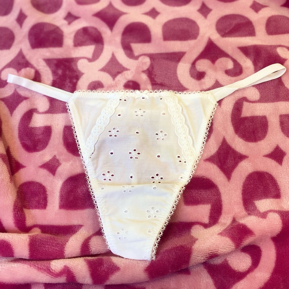 Victoria’ Secret 🪽 Eyelet white thong panties NWT size medium